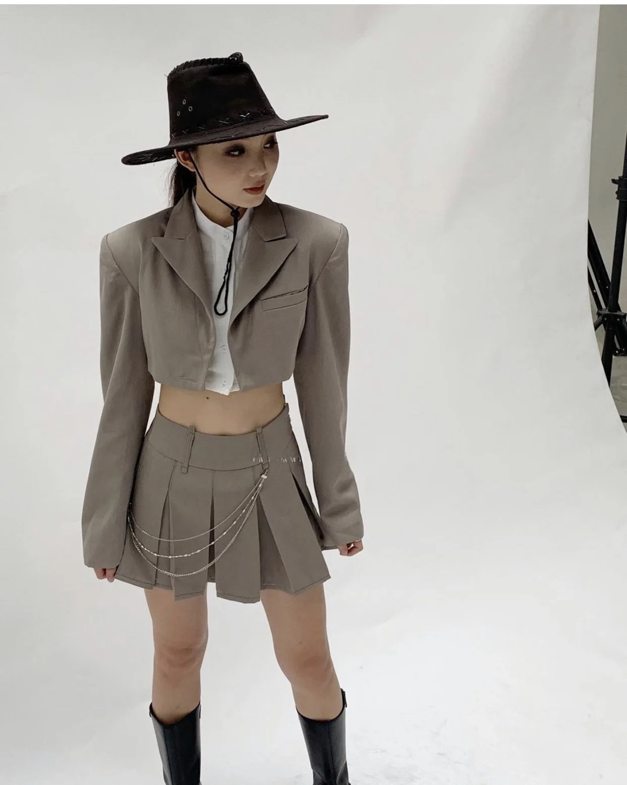 つなぎ服としてのセットアップ：高級感と小柄さん向けのジャケットとスカートの組み合わせ