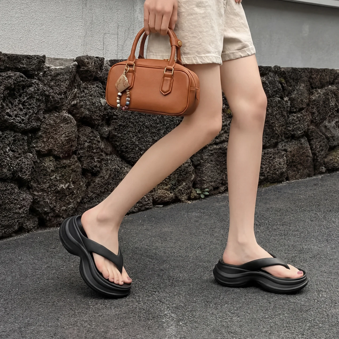 厚底ヒールサンダル：夏用EVA素材で土踏まずサポートと身長アップを実現