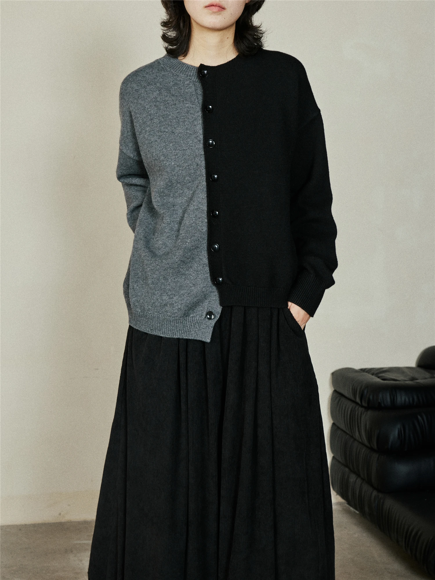 SUNYVONNE アシンメトリーフィルムのカラーリングニットセーター：厚手ラウンドネックの通勤風使い方と肌寒さ対策