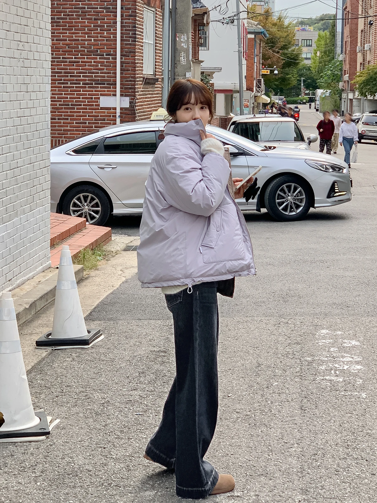 黒 デニム おすすめのストレートレッグパンツ：法儿家の深色直筒デニムが提供するカジュアルスタイル