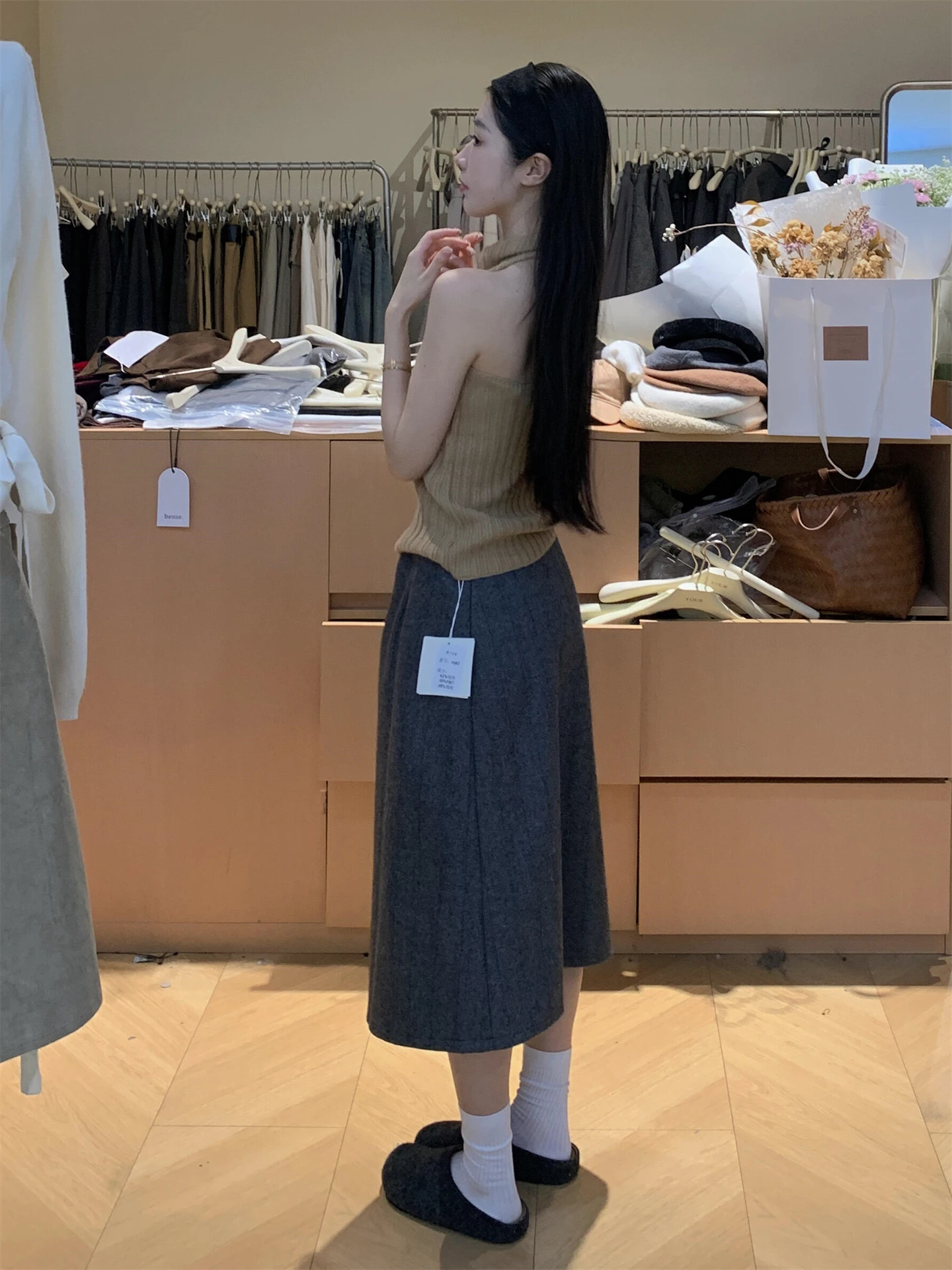 カーキキャップ コーデの通勤スタイル：ハイネックニットとワイドパンツのセットアップで実現するシンプルで機能的な日常