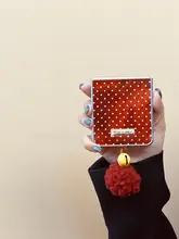 ハイデザインの折りたたみ式スマートフォンケース【白いドット柄・赤地・冬用・ポンポン付き】（セットアップ対応）