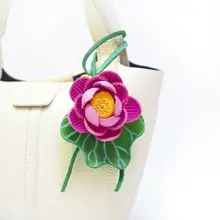 立体的なレザー蓮の花のチャーム【牛革製・おしゃれなギフト用】