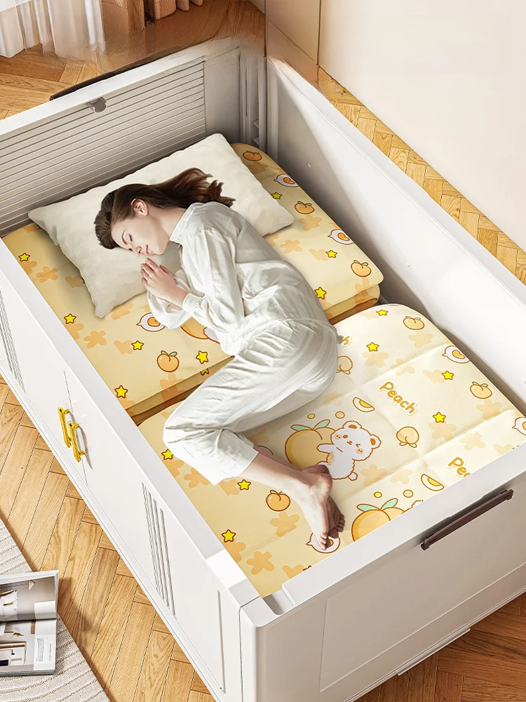 一人暮らしのリビングにぴったり？多層式収納ラックが解決する衣類収納の悩みとは