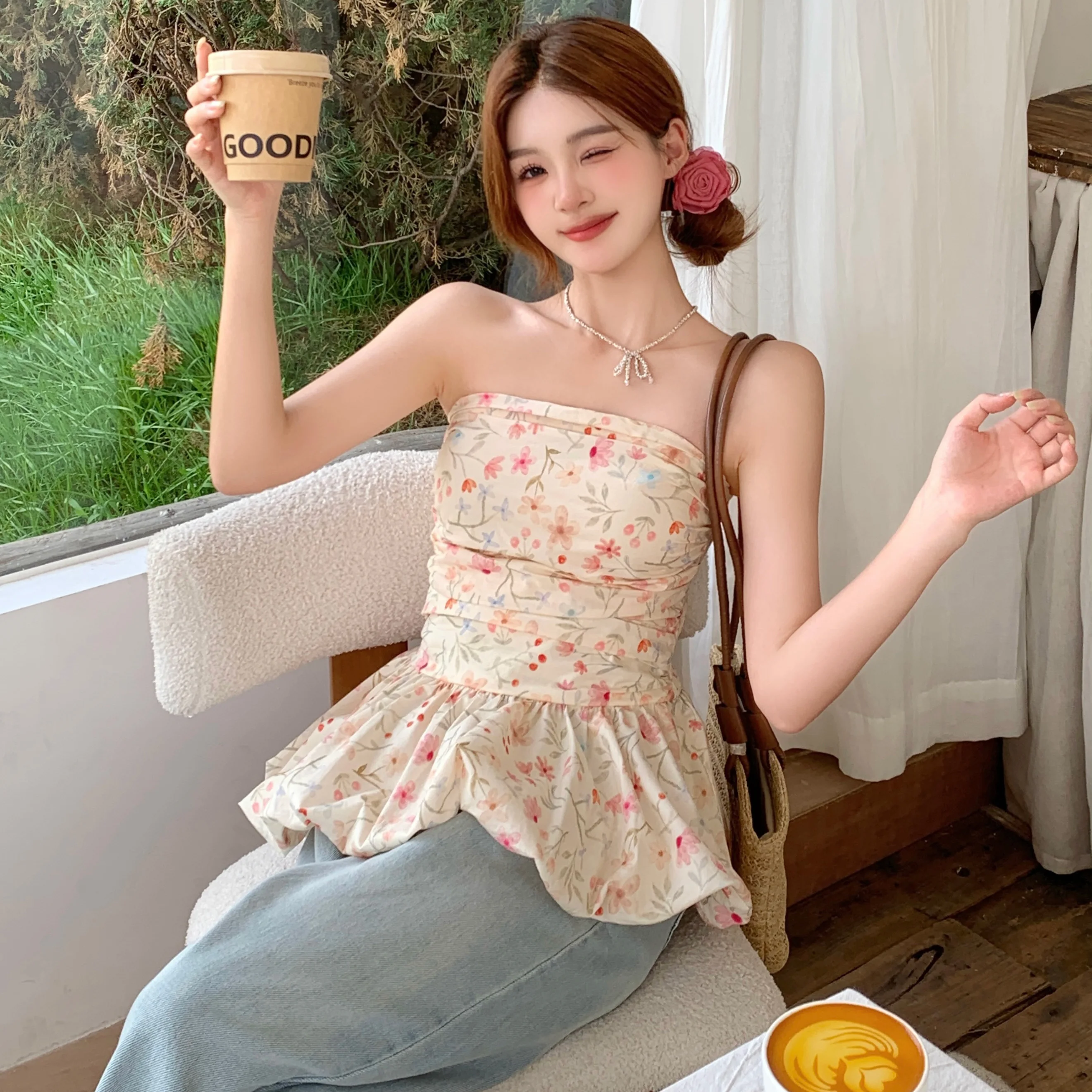 花柄フリル付きベアトップブラウス【夏用・フィット感・甘美なデザイン】