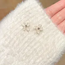 淡いピンクの四瓣花ジルコニアピアス【春夏・シンプルデザイン・高い装飾性】