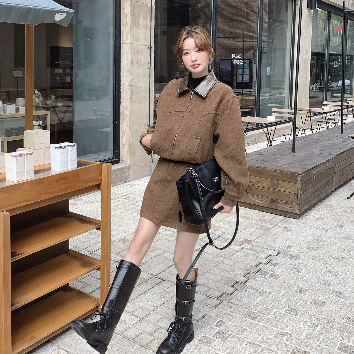 春にぴったりの美ら茶色ツーピーススカート：短めの高級感ある通勤風セットアップコーデ