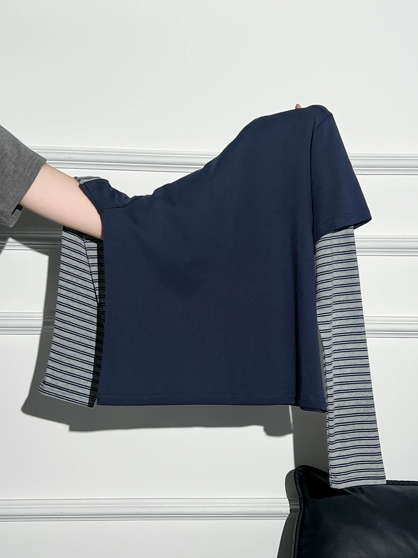 秋の通勤スタイルに悩むあなたへ：ストライプ長袖Tシャツで失敗しない重ね着コーデは？