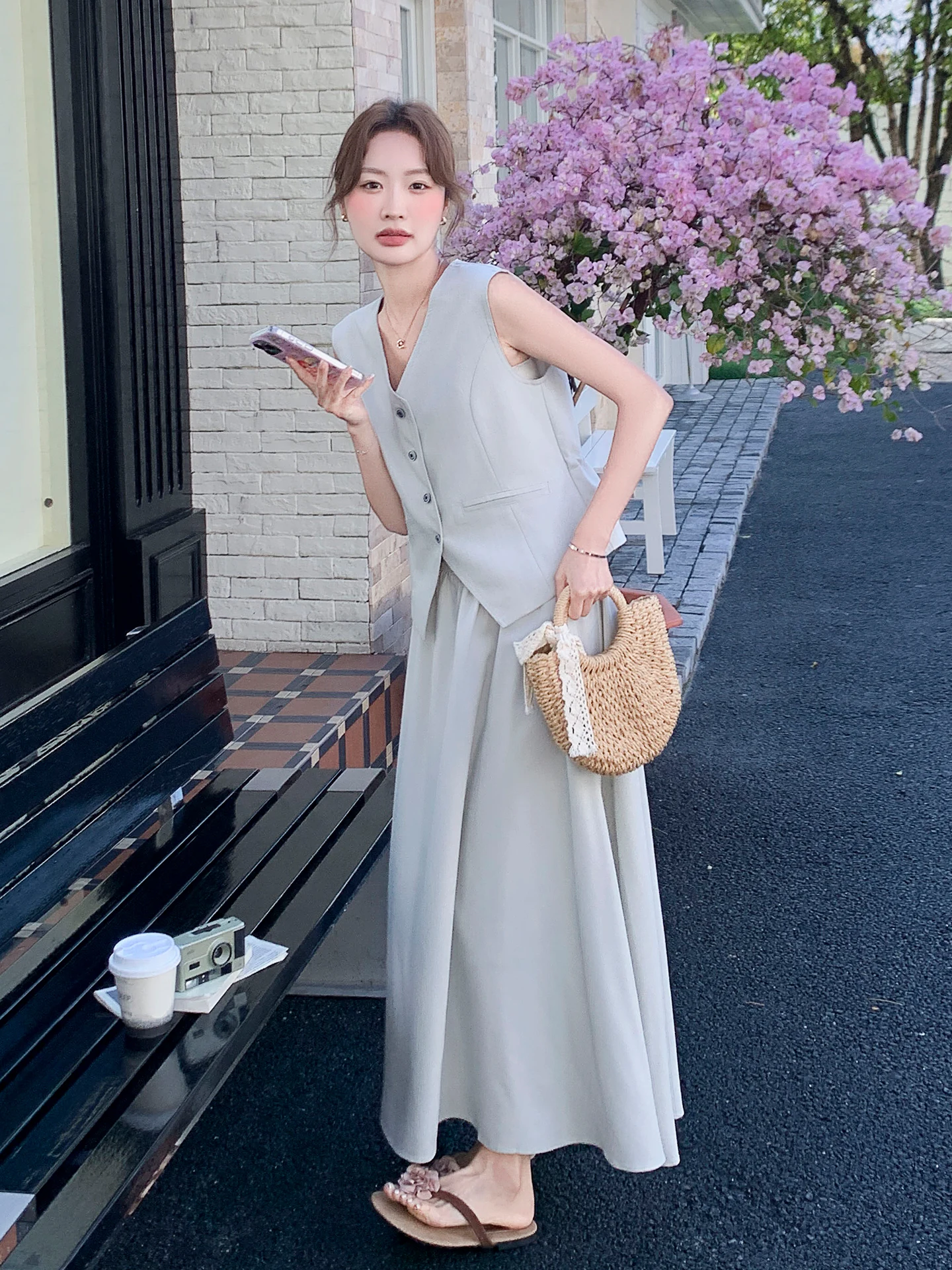 30代の通勤スタイルで「スタイル良く見える」コーデは、この無袖ベストとフレアスカートのセットアップで決まる？
