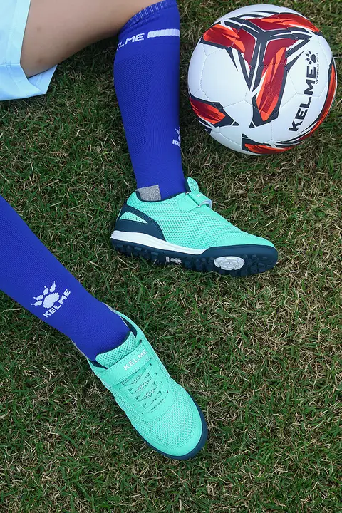 KELME 通気性抜群の子供用サッカーシューズ【男児・女児・小学生・トレーニング用・スタッド付き】
