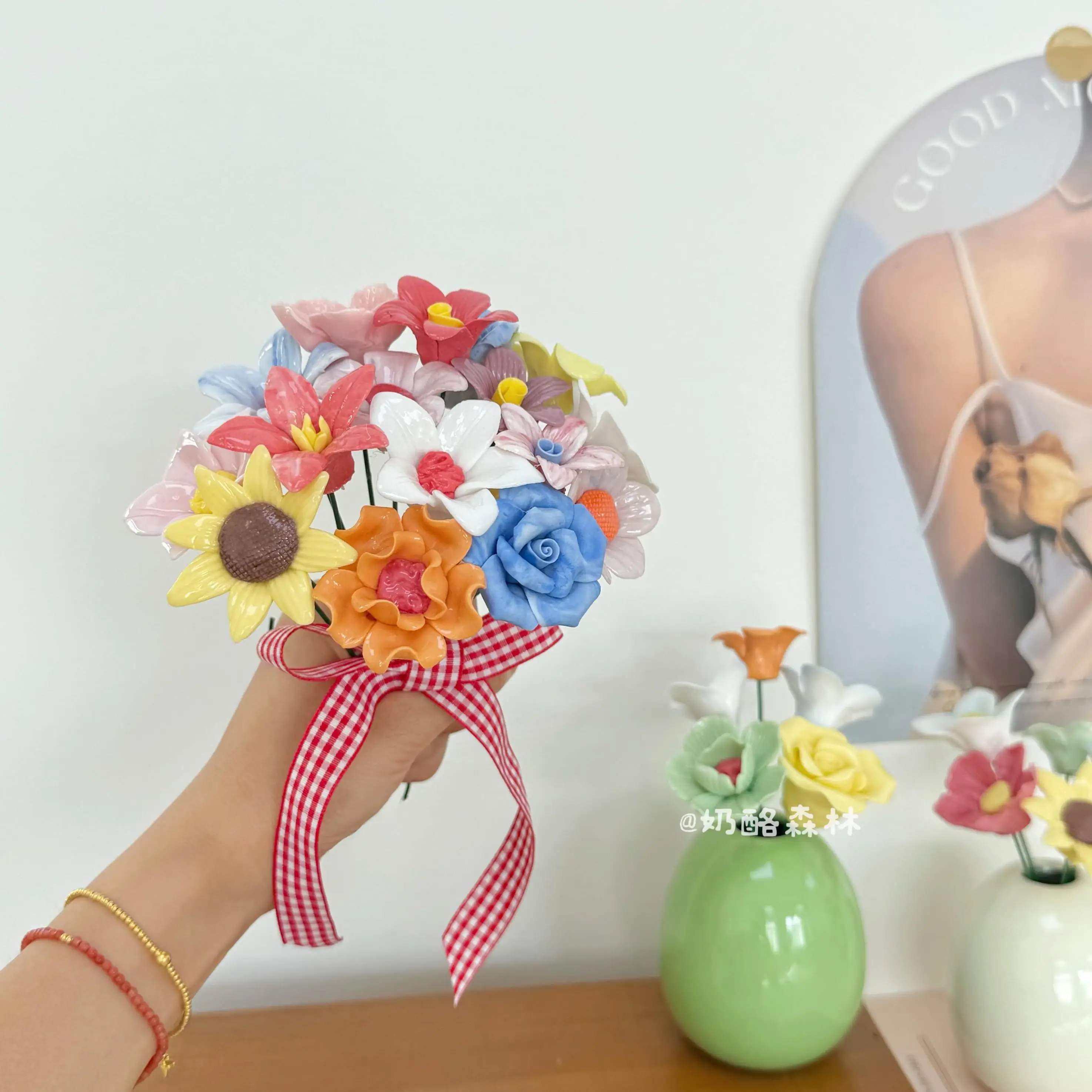 手作り陶器の花：クリームスタイルインテリア用小花瓶の使い方と特性