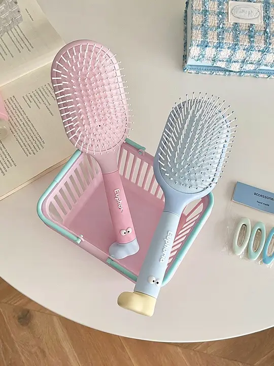 軽量でかわいい！頭皮マッサージ機能付きヘアブラシ【ポンポンスタイル・携帯便利】