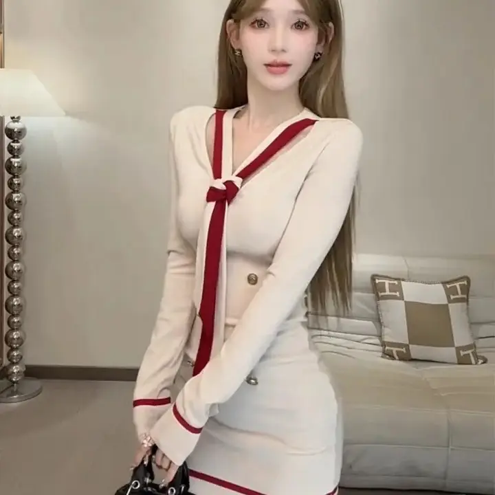 魅力的な色合わせのVネック長袖ワンピース【ファッション・秋用・タイトフィット・スリム効果・ヒップライン強調】