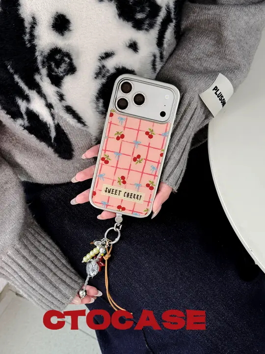 チェリー柄iPhoneケース【防衝撃・チェックデザイン・15Pro磁吸充電対応】