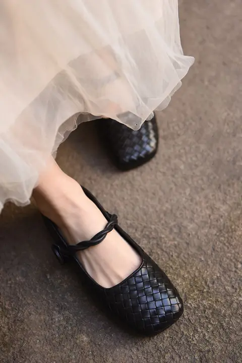 レトロな四角いトウの本革編み込みフラットシューズ【マリ―ジェンスタイル】