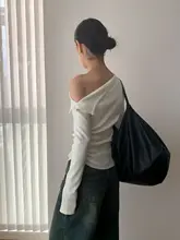 秋のオシャレなデザイン！斜めに開いた肩のフィットニットトップス【長袖・柔らかい素材・タ  イトなシルエット】