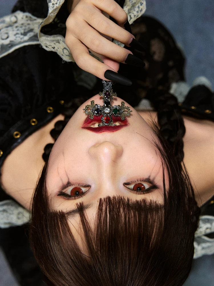 ハロウィン風デザインの十字架ブローチネックレス：コスプレ用のアートモチーフアクセサリーとは