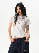 手描きグラフィティデザインの正肩ラウンドネック半袖Tシャツ【春夏用・オールマイティ・フィット感】