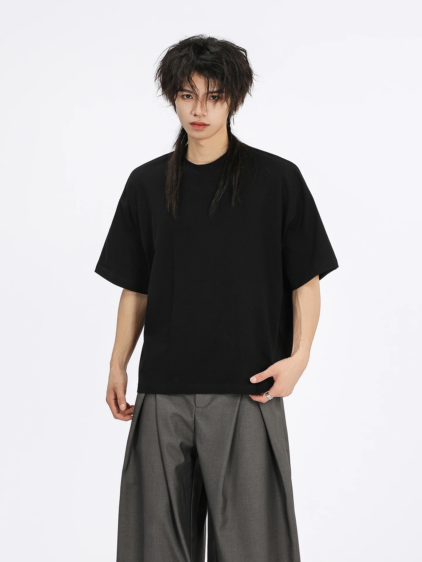 黒Tシャツで失敗する理由は？実は「シンプルすぎる」のが最大の間違い！