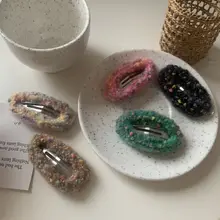 レトロなクリスマスデザインの毛糸編み込みヘアクリップ【カラフル・ふわふわ・秋冬用】