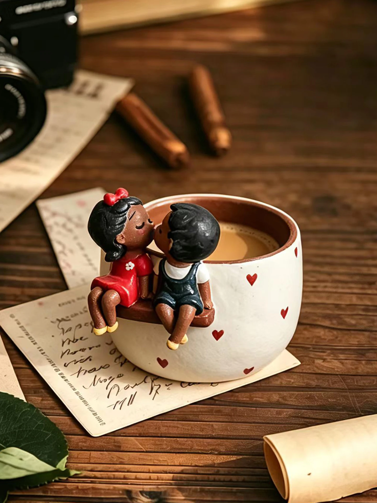 レトロな野生黒猫デザインのコーヒーカップ：手描き陶器のデザインと実用性を解説