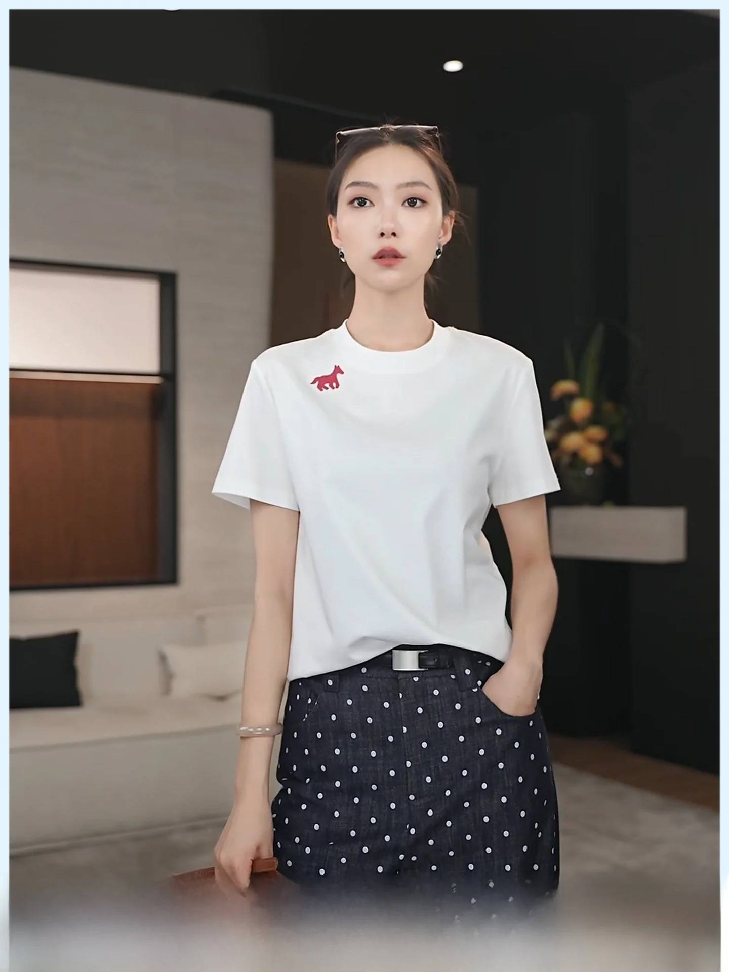 刺繍デザインの白いコットン短袖Tシャツ：レディース向けの日常使いに最適な通気性とデザイン