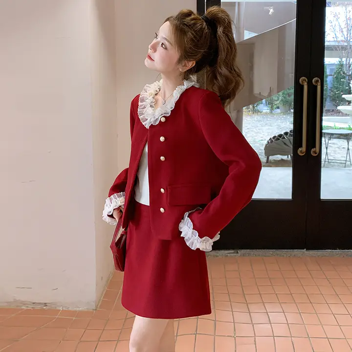 おしゃれなデザイン！レディース赤色木耳フリルトップスとパンツ【秋季用・ファッショナブル】（セットアップ対応）