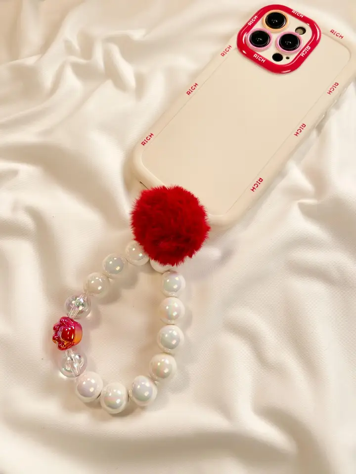 スマートフォン用赤いファー玉付きストラップ【DIYビーズ・ハンドチェーン・カメラ用・高級感あるデザイン】
