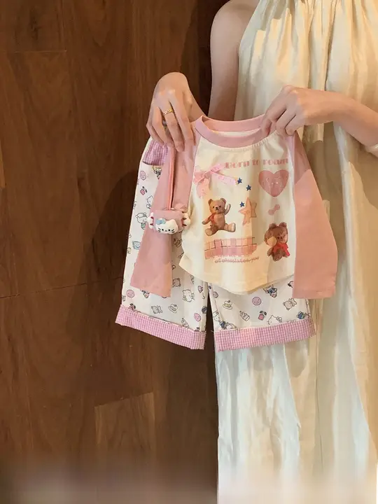 女の子用おしゃれ秋の長袖トップスとボトムス（セットアップ対応）