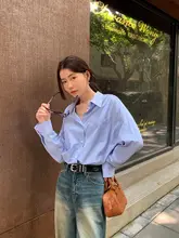 青いストライプの女性用シャツ【春秋・デザイン・長袖・レイヤードスタイル】