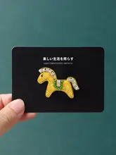 かわいい小馬デザインのブローチ【ダイヤモンド風・手刺繍・インドシルク使用】