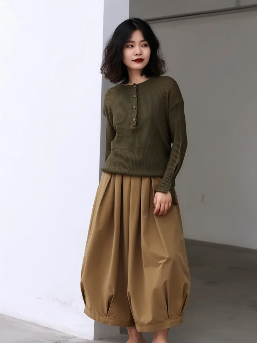大人可愛い服 50代コーデ | スタイルアップの秘密は白い高腰プリーツスカート