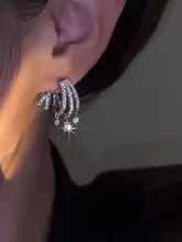 洗練されたデザイン！ジルコニアのイヤリング【シンプルで万能・スタイリッシュ・女性用】