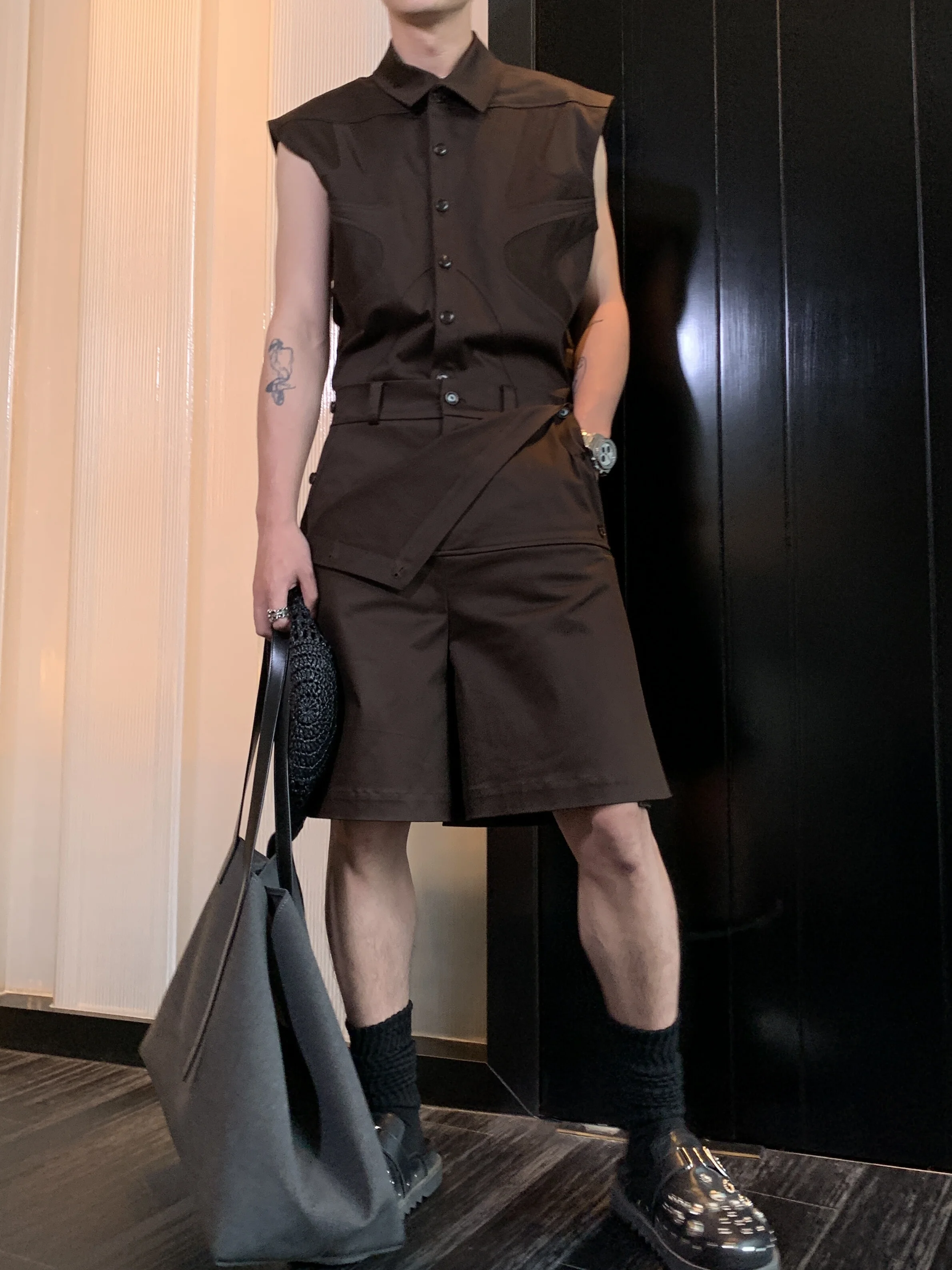 目を引くデザインのカジュアルベストとショートパンツ（セットアップ対応）：30代女性に最適なきれいめカジュアルスタイルの実用性解析