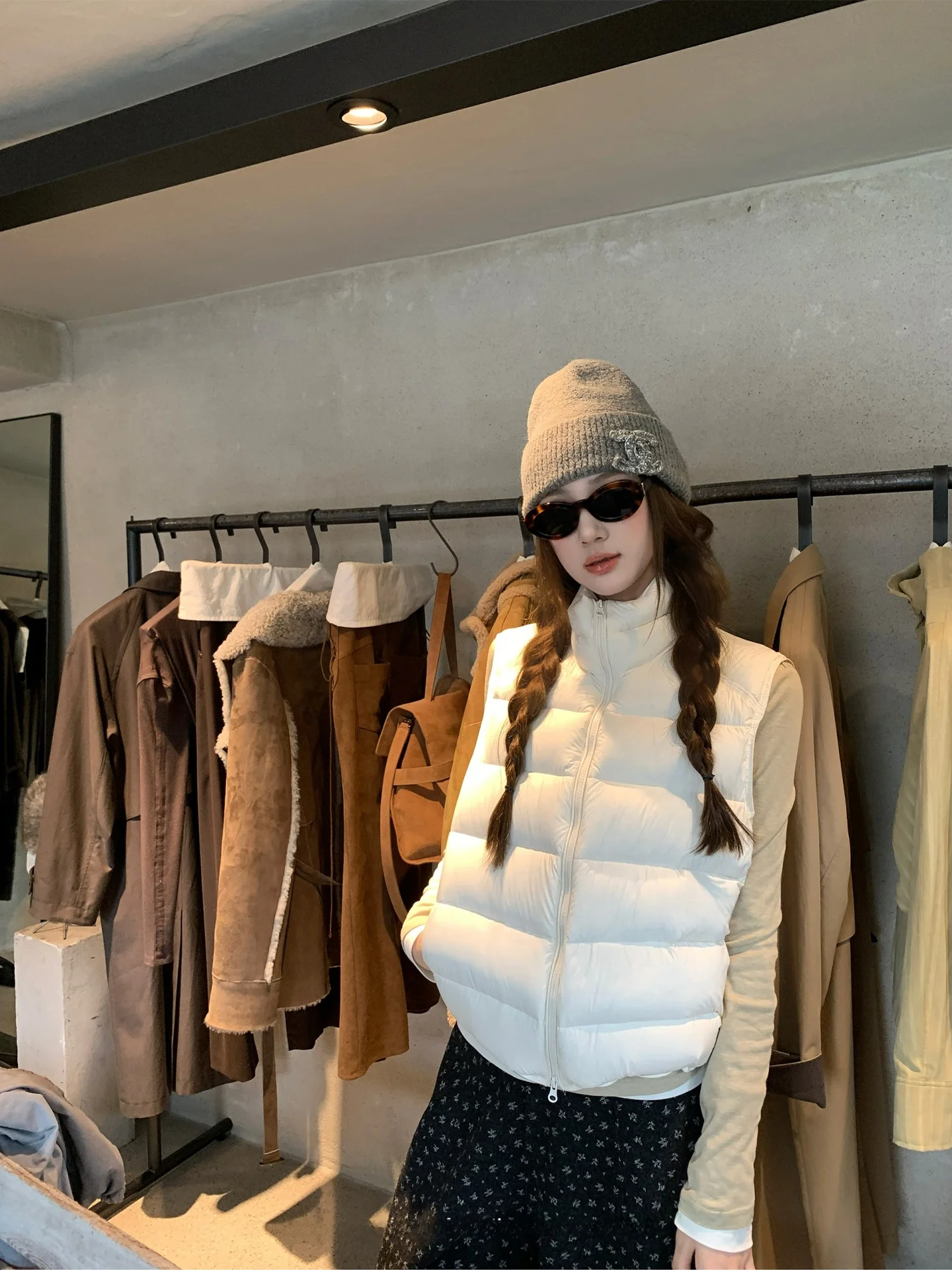 冬のファッションで防寒に悩むあなたへ：三色の立襟ダウンベストは本当に最強なのか？