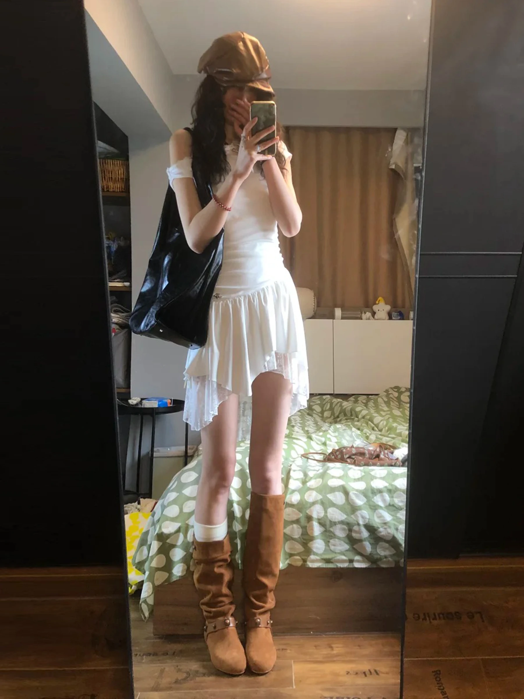 20代女性が夏に選ぶべき「オシャレな着こなし」は、この白色の斜め肩レース切替ワンピース？