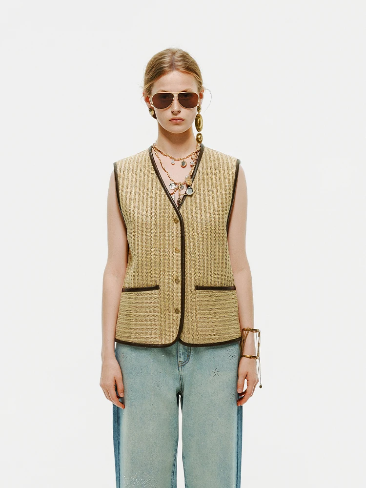 10月頭の服装で迷わない！金糸編みのロールフリンジベストが今季のベストチョイスとは？
