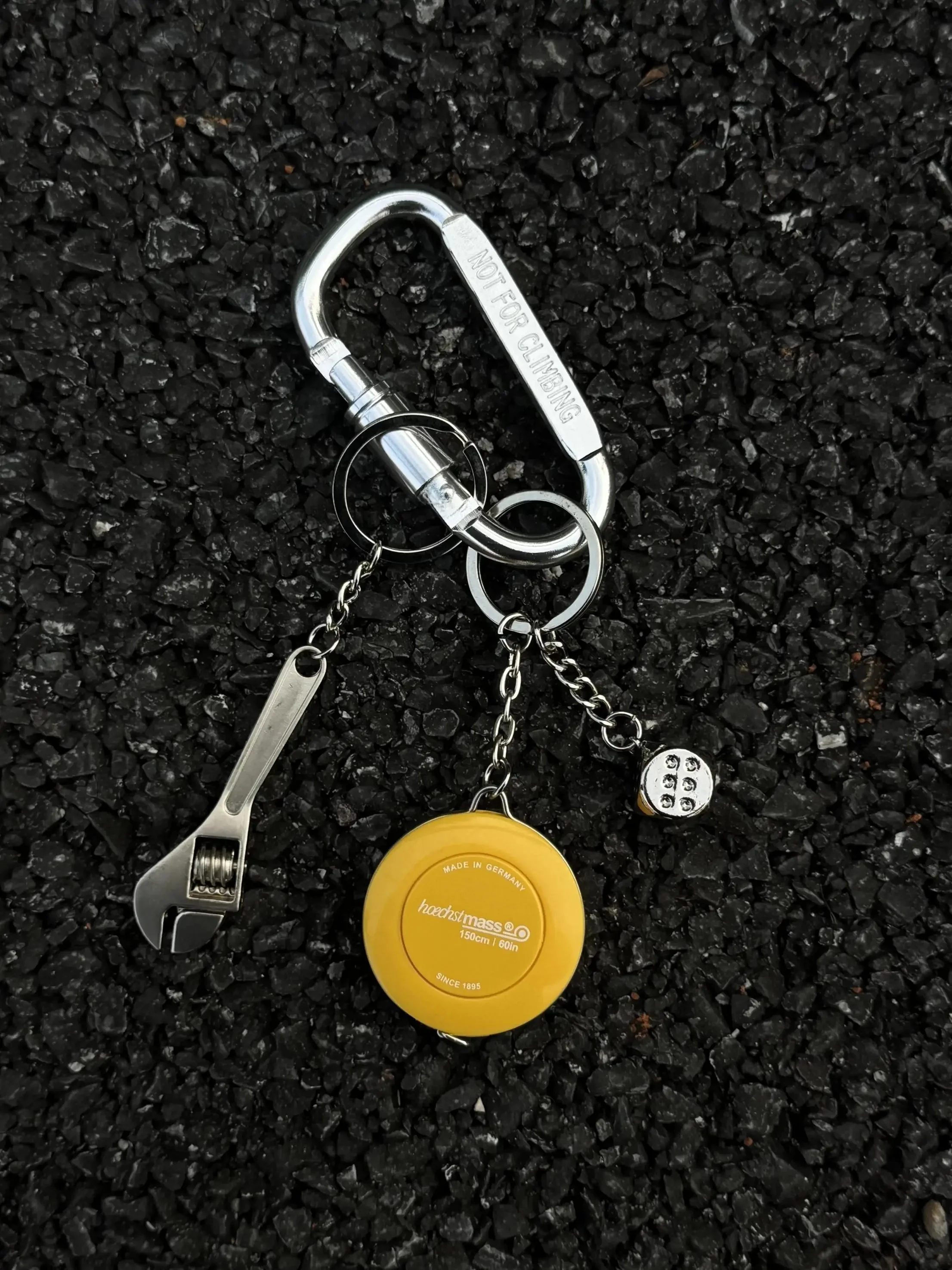 カバンにつけるキーホルダーで失敗しない方法は？アンダー テール キーホルダーの本質を知れば、どんなシーンでも自然に使えるようになる