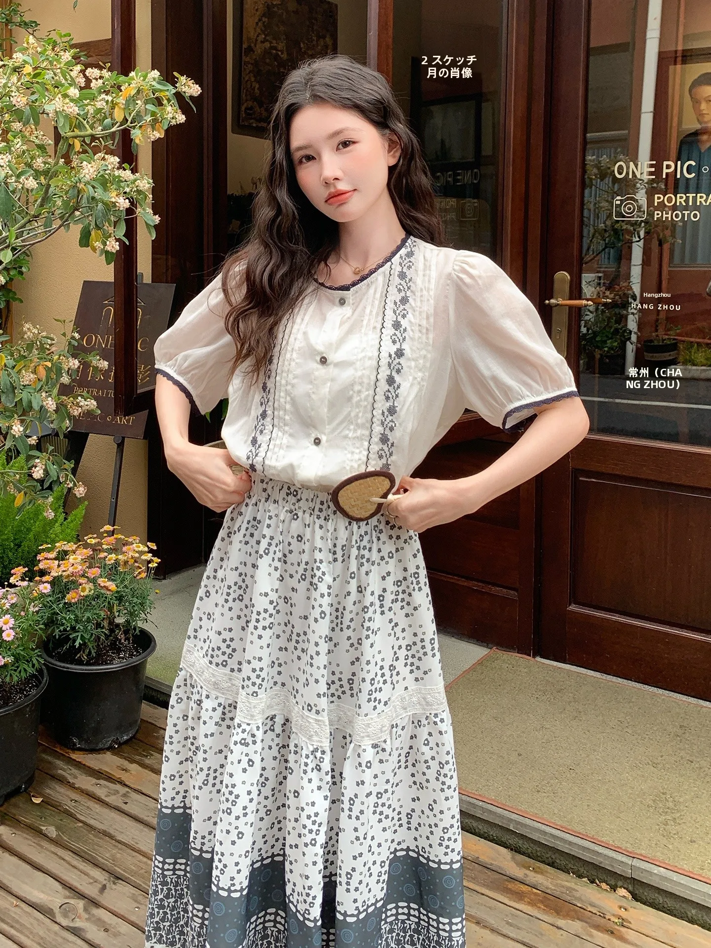 パフスリーブブラウスコーデ：刺繍とフレアスカートの夏のスタイル