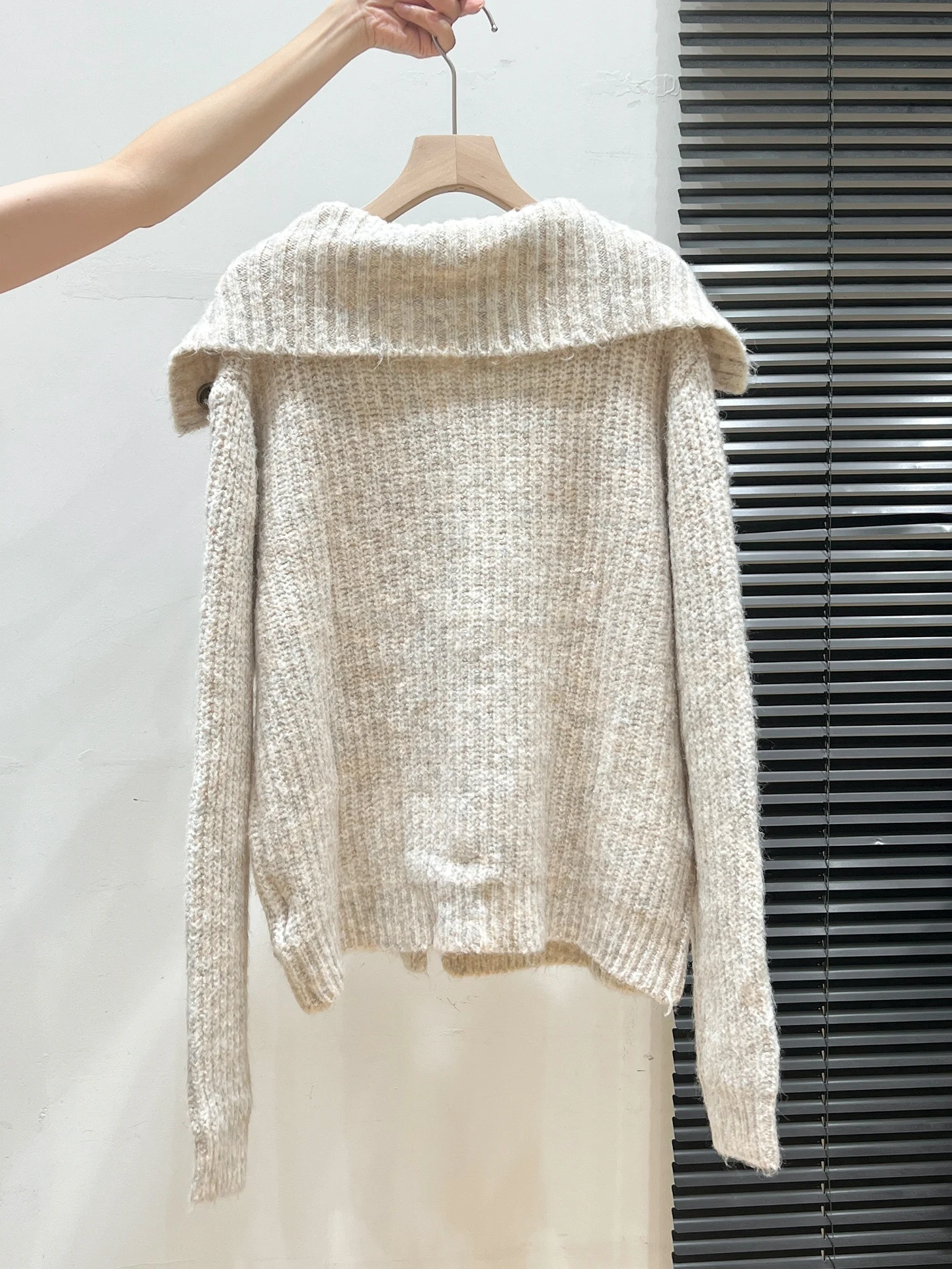 カーディガンの中に入れる服は、本当にどう選ぶ？