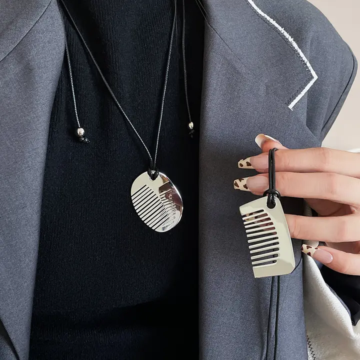 トレンドの小さな櫛デザインのチタン製ペンダントネックレス【ロングタイプ・鎖骨チェーン・アクセサリー】