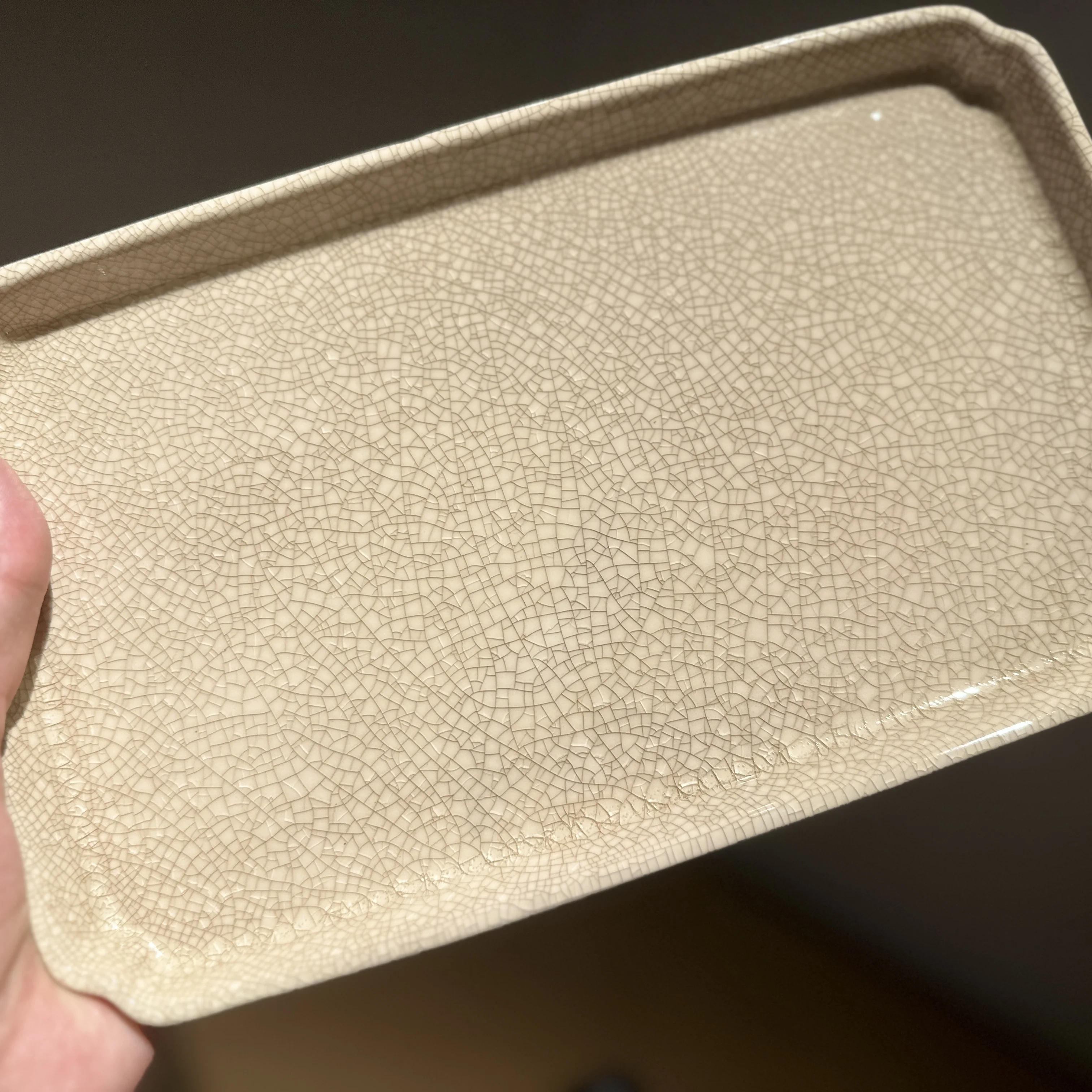 80年代風の茶器：一善茶道のイエロー釉薬四方壺承が女性に与える美と機能のバランス