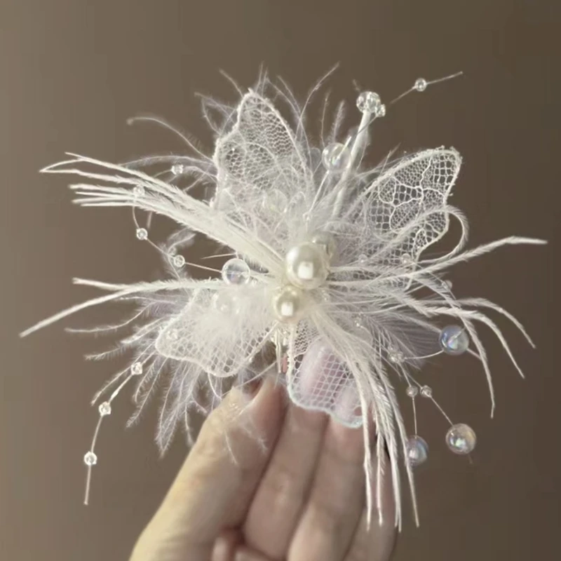 外ハネポニーテールの定番スタイル：レースと羽根の蝶型ヘアクリップで演出