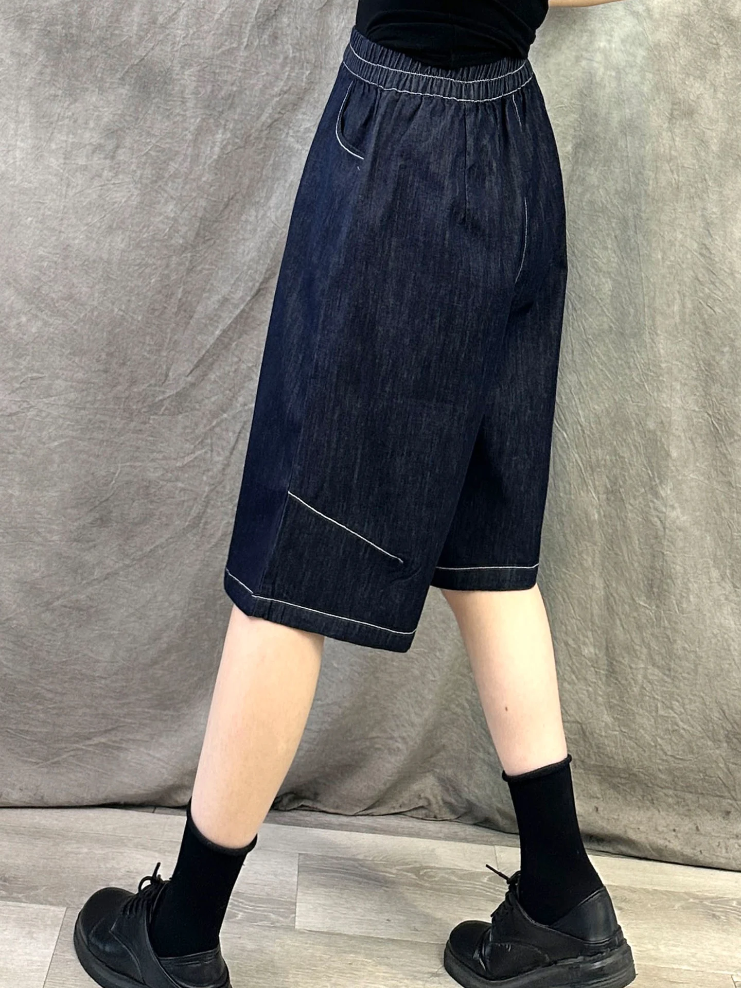 夏のデニムショートパンツをどう選ぶ？薄手・ハイウエストで涼しくカジュアルに