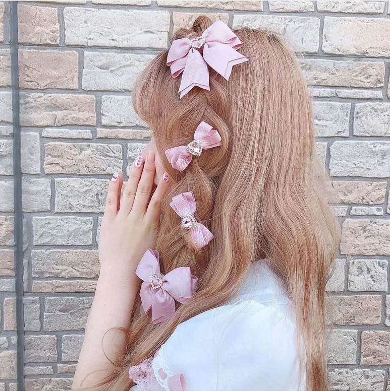 可愛いボブヘアアレンジにぴったり？リボンバレッタの選び方と、どんなシーンで活躍するのか
