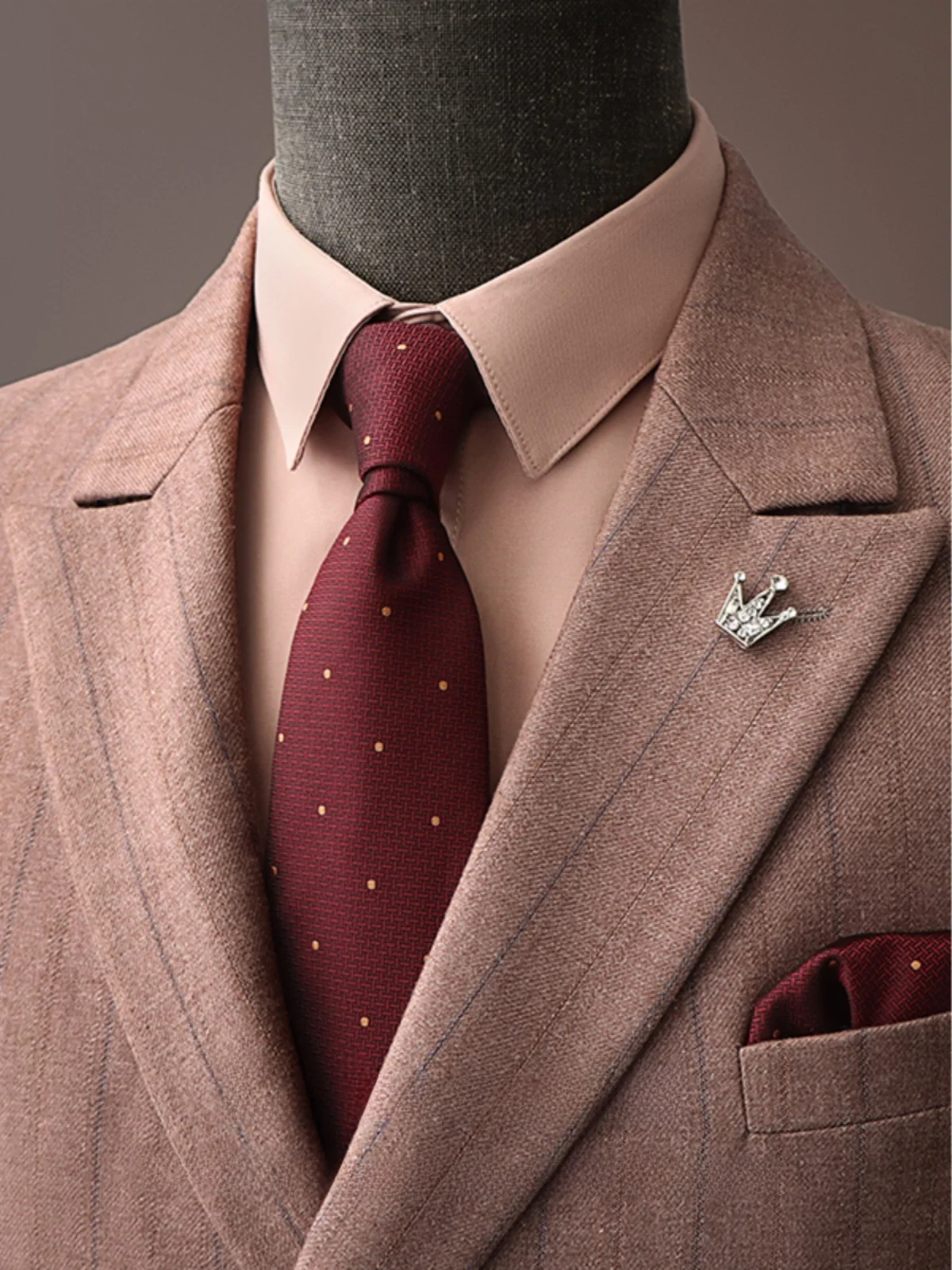 ascot tieの取り入れ方は？厳選3選でビジネスからカジュアルまで自在に活用できる