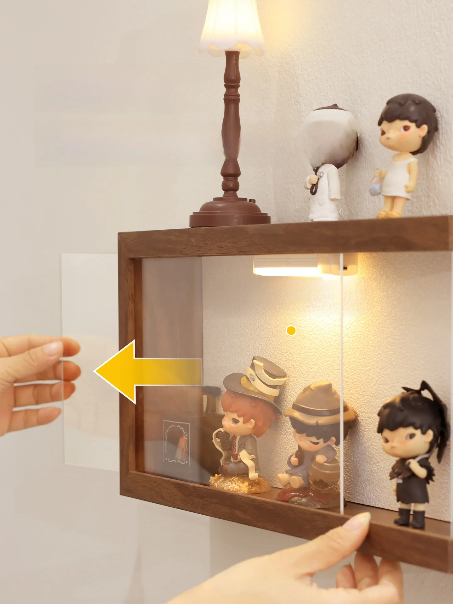 レトロコーナー収納ディスプレイラック：防塵・ライト付きで手軽にフィギュアを展示