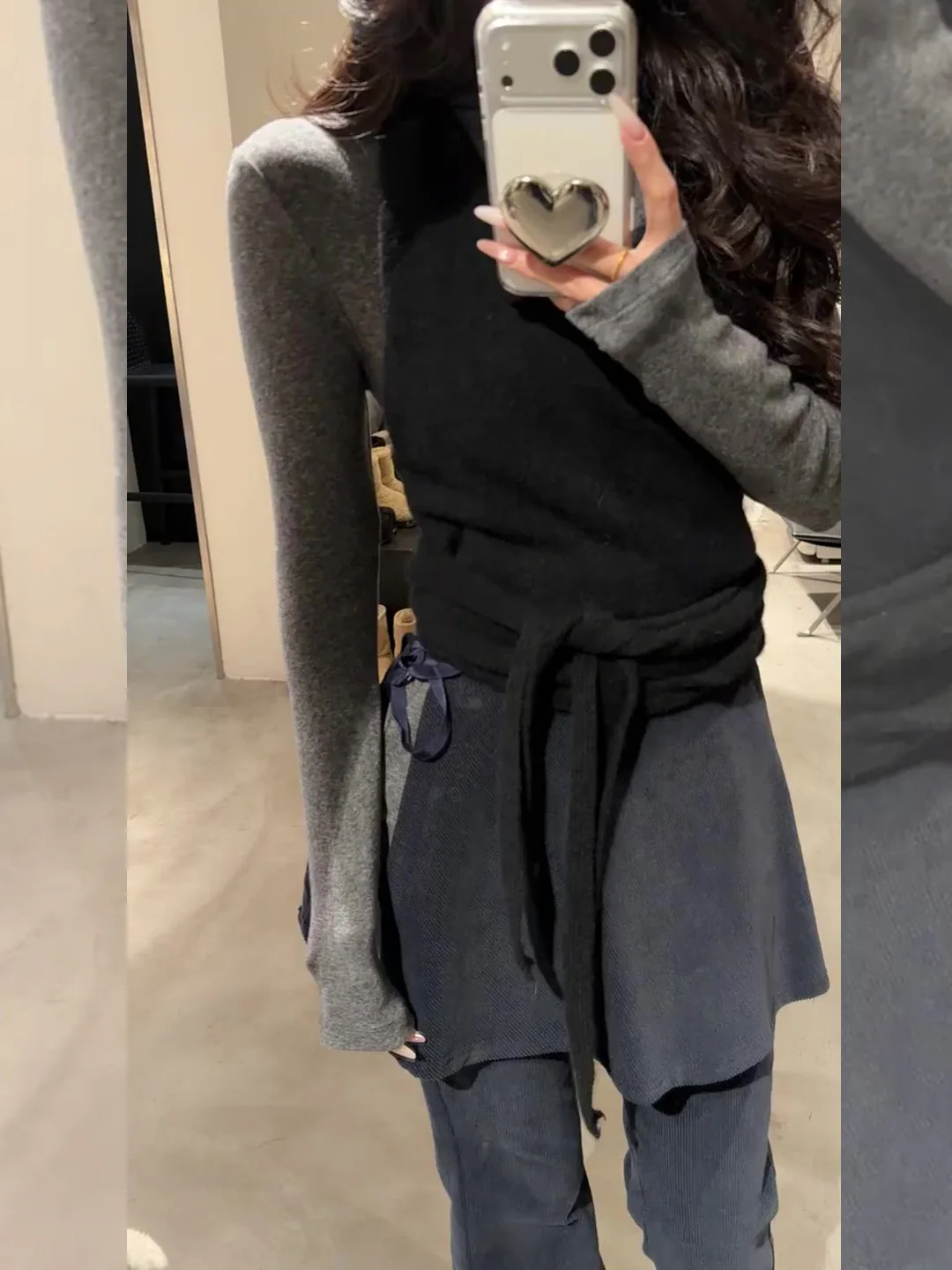 20代後半の女性が今、選ぶべき春のコーデは？レイヤードニットキャミソールとハイウエストスカートパンツのセットアップが答え