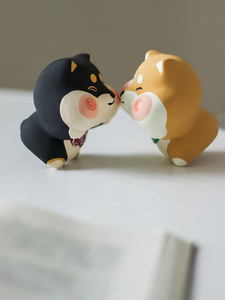 手作り陶製猫と柴犬のカーアクセサリー：インテリア小物としての実用性とデザイン性