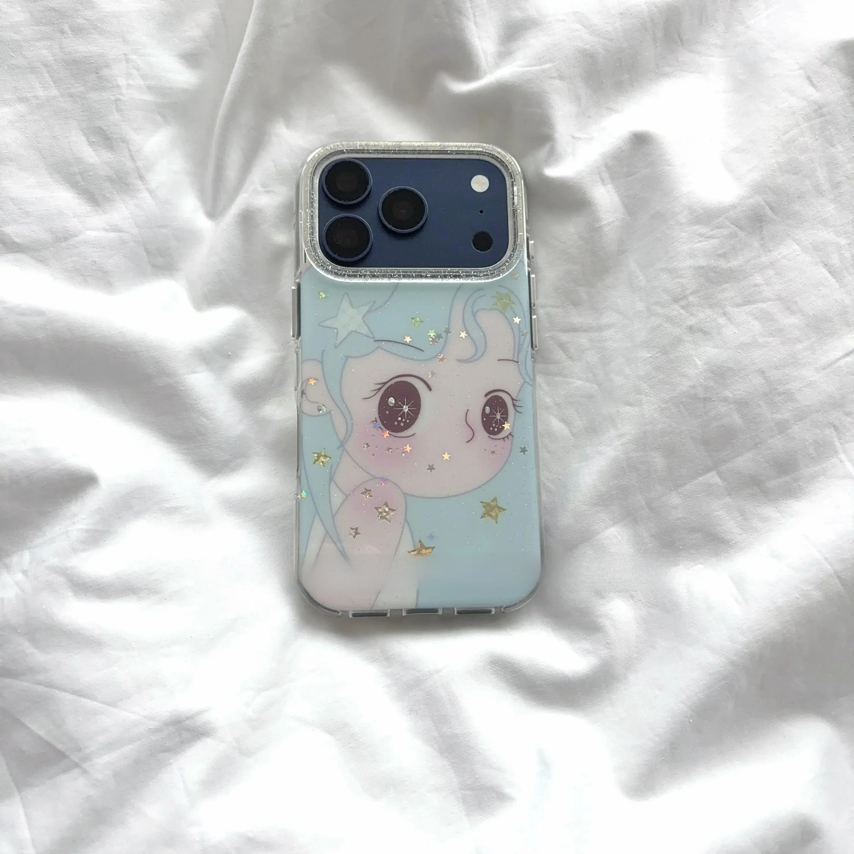 青い髪の大きな目を持つ女の子のスマートフォンケース：ポップイラストかわいいスタイルの実用性と設計原理
